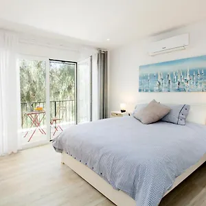 perfectly-located-beachside-apartment-in-elviria-marbella.1costadelsol.com/